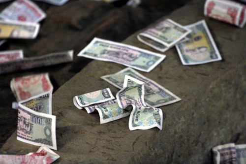 Người dân dựng lều, liều mạng lao ra đường để nhặt tiền lẻ trước mũi ô tô trên Quốc lộ 1