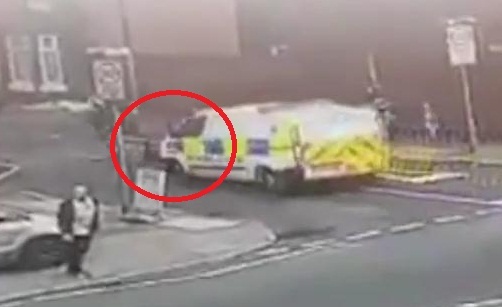 Clip: Cảnh sát bị đồng nghiệp chèn xe qua người khi đang đuổi bắt tội phạm