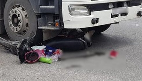 Tin tức tai nạn giao thông mới nhất ngày 19/8/2018: Cô gái thoát chết trong gang tấc dưới gầm xe đầu kéo