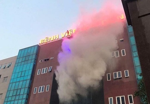 Hà Nội: Cháy tại bệnh viện Bưu điện, khói đen mù mịt 