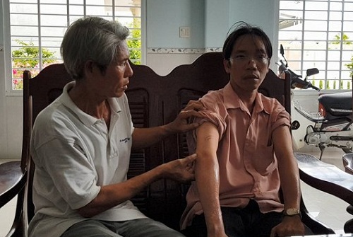 Truy tìm 2 thanh niên dùng roi điện, bình xịt tấn công chủ tiệm vàng, cướp hơn 2 tỷ đồng