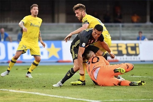 Thủ môn Chievo gãy xương mũi, bất tỉnh ngay trên sân vì va chạm với C.Ronaldo