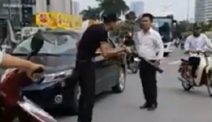 Video: Thanh niên vác điếu cày dọa đánh tài xế ôtô giữa phố Hà Nội