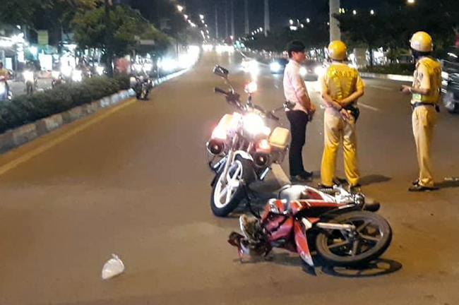 CSGT bị tông, kéo lê hơn chục mét ở Sài Gòn