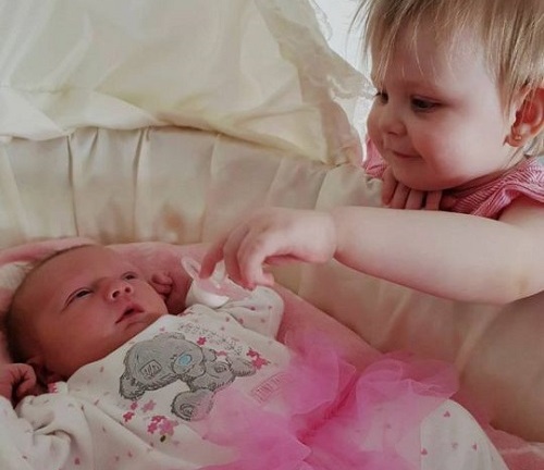 Hy hữu: Bà mẹ 3 con “đẻ rơi” bé gái trong nhà vệ sinh vì không biết mình mang thai