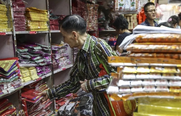 Trong tháng cô hồn, tiểu thương vàng mã Trung Quốc kiếm lợi nhuận cực 