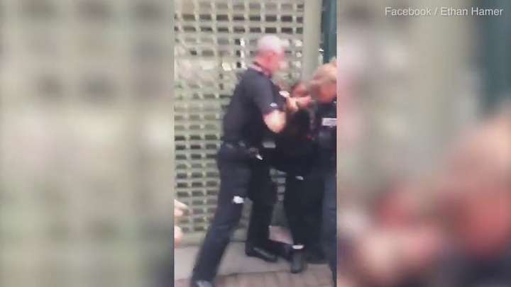 Phẫn nộ cảnh nam cảnh sát tức giận tát bé gái 14 tuổi giữa đám đông