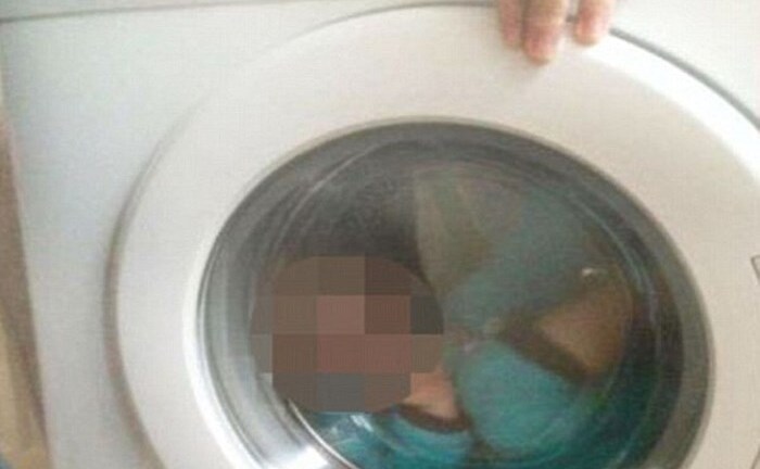Người mẹ sốc nặng vì thấy video con trai gào khóc vì bị cho vào máy giặt