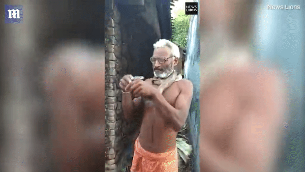 Video: Nguy hiểm cảnh ông cụ ngậm chặt đầu rắn hổ mang cực độc trong miệng