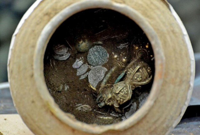 Bất ngờ đào được hũ vàng lớn từ cuối thế kỷ 14