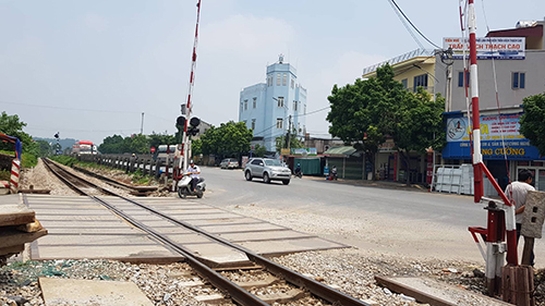 Nguyên nhân vụ xe giường nằm lao vào gác chắn: Tài xế cúi xuống nghe điện thoại