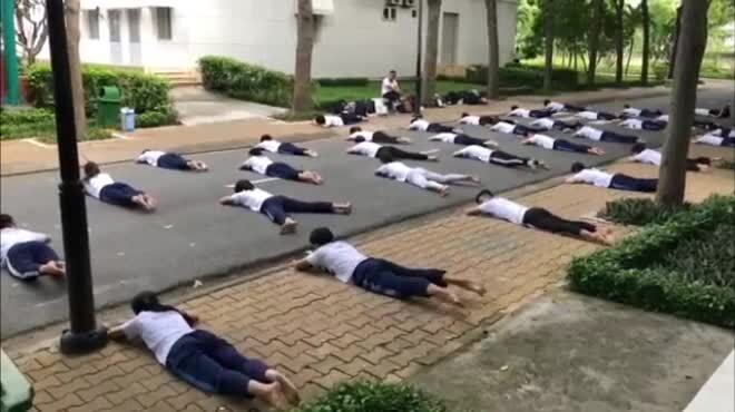 Clip sinh viên học bơi giữa đường khiến nhiều người thích thú