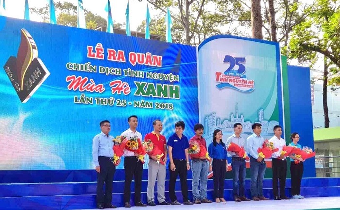 Áo đỏ tình nguyện giúp sức “Mùa hè xanh”