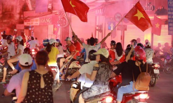 Video: Hàng nghìn người tràn xuống mừng chiến thắng Việt Nam