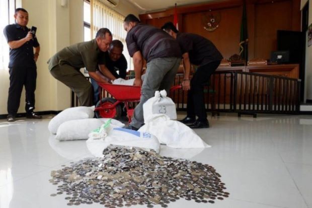 Hậu ly hôn, người đàn ông bồi thường vợ cũ bằng 890kg tiền xu gây 