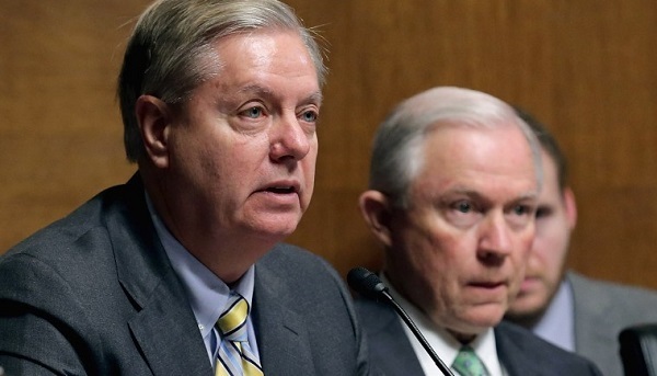 Tổng thống Donald Trump có nên sa thải Bộ trưởng Tư pháp sau 