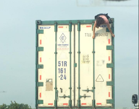 Video: Người phụ nữ nhảy múa trên nóc xe container ở Hà Nội