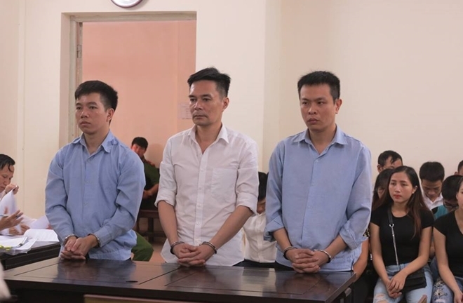 Cán bộ phòng chống buôn lậu và đồng phạm lĩnh 34 năm tù vì mang đánh tráo ngà voi 