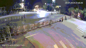 Video: Xế hộp 7 chỗ lao như bay, húc tung gác chắn ở Thanh Hóa