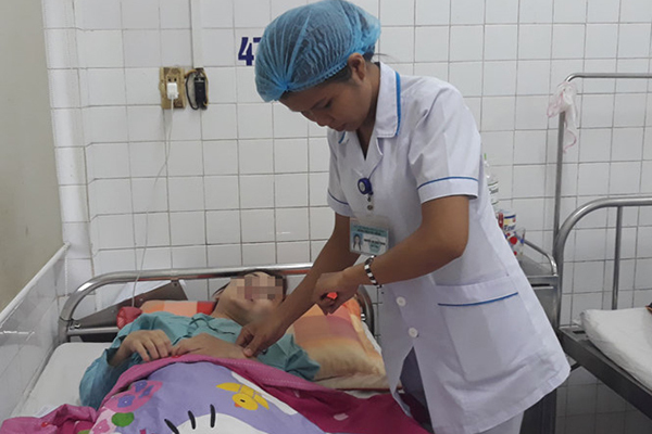 Bệnh nhân gần đứt lìa thân được cứu sống