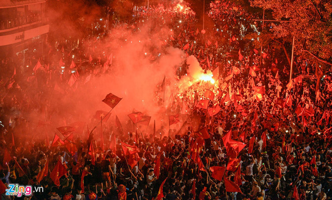 Trinh sát hình sự hóa trang ghi hình người vi phạm khi cổ vũ tuyển Việt Nam