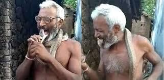 Video: Rùng mình với người đàn ông ngậm đầu rắn hổ mang