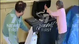 Video: Bà cụ 81 tuổi dùng tay không bắt 2 con rắn khổng lồ