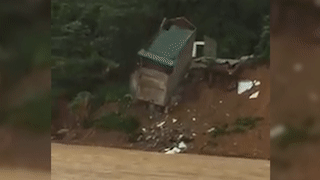 Video: Sạt lở kinh hoàng, ngôi nhà 2 tầng bất ngờ đổ sập xuống sông Lò