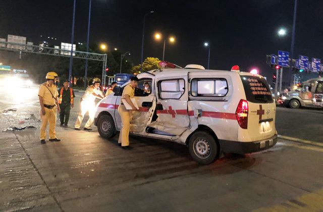 Hiện trường vụ xe cấp cứu bị container tông biến dạng