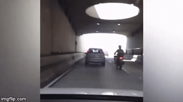 Clip: Giơ chân đạp xe ô tô vì ngứa mắt, tài xế xe máy nhận cái kết đắng