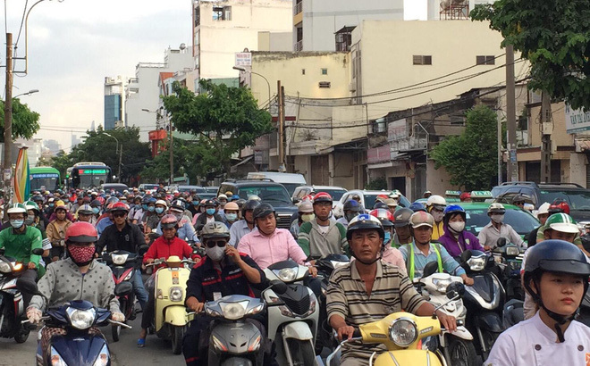 Hàng nghìn người chen nhau rời thành phố về quê nghỉ lễ 2/9, cửa ngõ kẹt cứng
