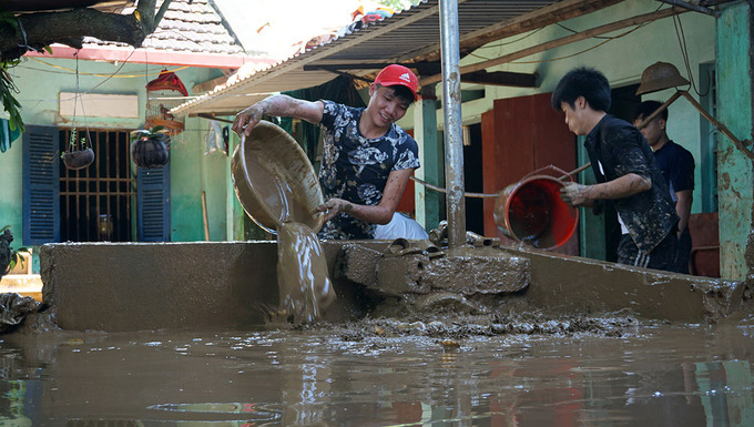Thanh Hóa: Lũ rút, hàng nghìn hộ dân cật lực dọn bùn dày gần nửa mét