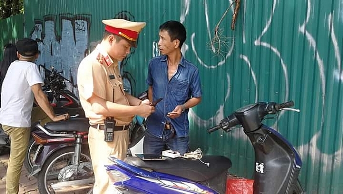 Hà Nội: Bắt giữ người đàn ông đi xe máy gắn biển số không có trong dữ liệu quản lý