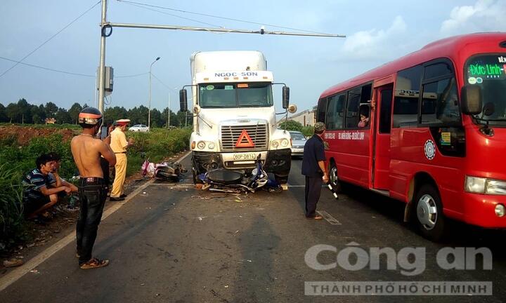 Một gia đình may mắn thoát chết trước đầu xe container