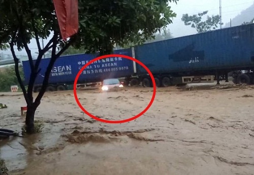 Video: Nhanh trí và dũng cảm, tài xế container cứu xe con khỏi bị lũ cuốn trôi