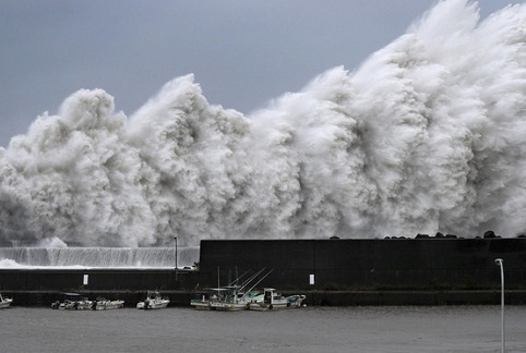 Cận cảnh cơn bão lớn nhất trong 25 năm