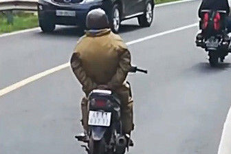 Xác định danh tính nam thanh niên đi xe máy buông 2 tay