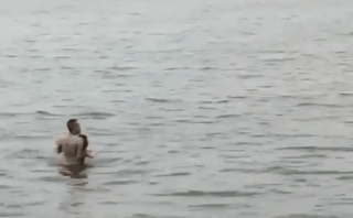 Clip: Giải cứu người phụ nữ nhảy xuống hồ Tây tự tử sau khi uống 30 viên thuốc ngủ