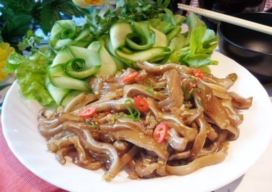 Món ngon mỗi ngày: Tai heo xào sa tế giòn giòn, cay cay
