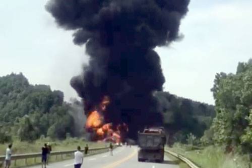 Tin tai nạn giao thông mới nhất ngày 6/9/2018: Đâm vào ôtô con, xe bồn chở dầu nổ như bom