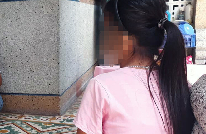 Điều tra nghi án bé gái 12 tuổi bị hàng xóm cho xem phim đồi trụy rồi hiếp dâm