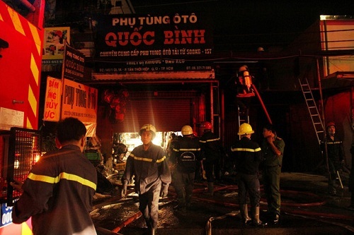 Hiện trường vụ cháy cửa hàng phụ tùng ô tô tại Sài Gòn lúc nửa đêm