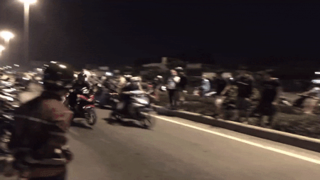 Video: Hàng chục xe phân phối lớn náo loạn hầm vượt sông Sài Gòn