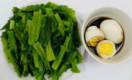Món ngon mỗi ngày: Cải luộc chấm trứng đơn giản cho bữa trưa