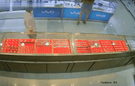 Video: Người đàn ông bảnh bao 2 lần nhìn lén váy cô gái giữa trung tâm thương mại