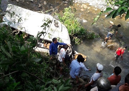 Hiện trường vụ nạn giao thông 12 người chết ở Lai Châu, xe khách bẹp dúm 