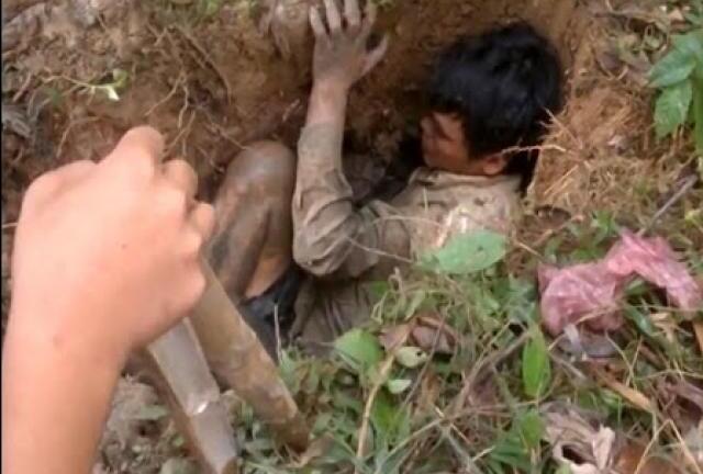 Video: 3 thanh niên miền Tây thò tay vào hang bắt cá lóc 