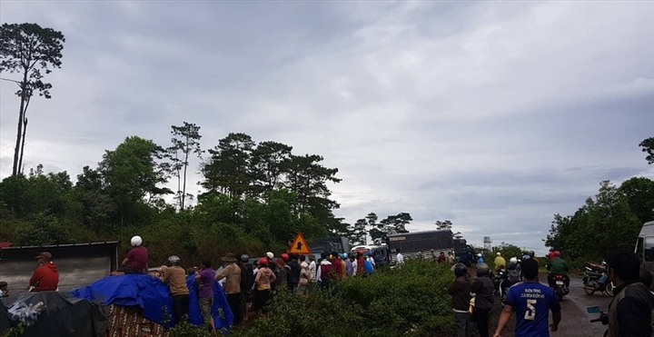 Đường Hồ Chí Minh tê liệt nhiều giờ do xe tải chở nước ngọt lật ngang