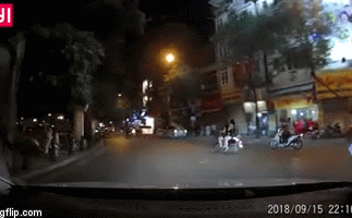 Video: Thanh niên đi SH giơ chân đạp thẳng vào xe 2 cô gái ăn mặc 