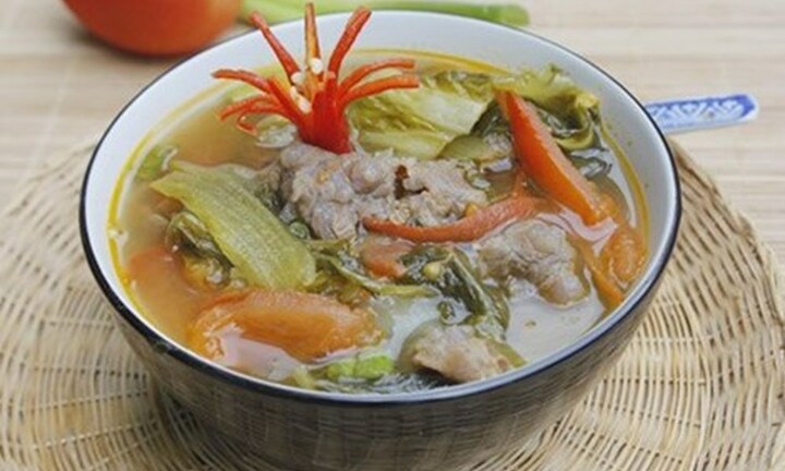 Món ngon mỗi ngày: Cách nấu canh dưa chua thịt bò cho ngày chán cơm